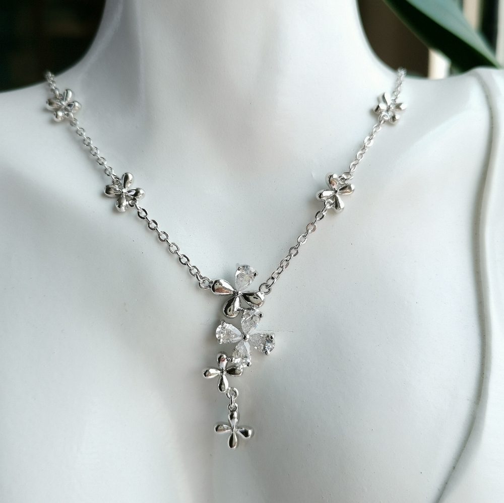 Cz Daisy Flower necklace Earrings Set 14k white gold plate 🆕